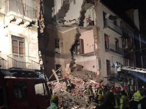 Catania, crolla una palazzina di 3 piani: un morto e 4 feriti