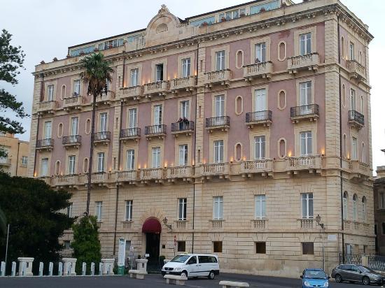 "Acqua marcia" in liquidazione, all'asta anche arredi dell'Hotel Des Etrangers