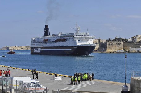 Palermo, traghetto in fiamme al porto