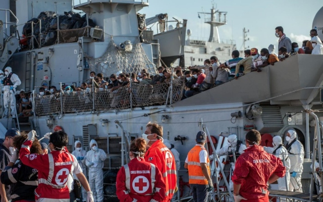 Palermo, arrivati al porto su nave Siem Pilot 900 migranti