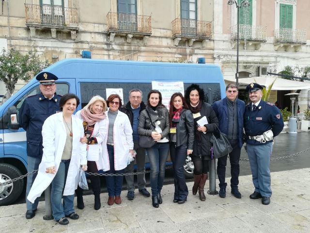 Questo non è amore, in Ortigia il camper della Polizia