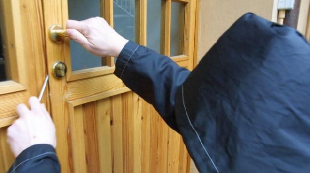 Noto, ladri in azione in una villetta: arrestati