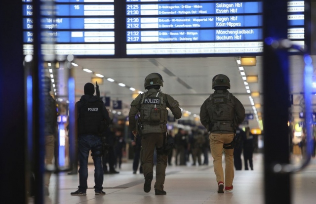 Attacco con ascia alla stazione di Duesseldorf: 7 feriti