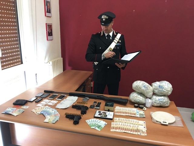 Avola, nascondevano in casa droga e armi: arrestati in 3