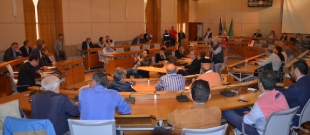 Siracusa, maggioranza latitante in Consiglio comunale: approvati 2 debiti