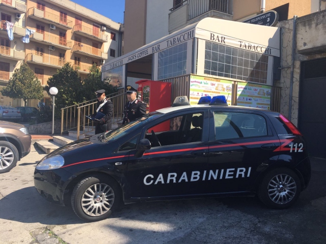 Lentini, distrugge tabaccheria e minaccia il proprietario per avere 10€