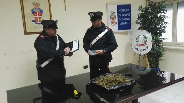 Floridia, nascondeva in campagna quasi un chilo di marijuana