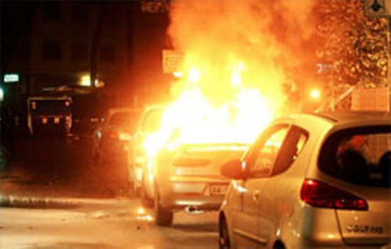 Siracusa, in fiamme un'auto in Via Cazzizzo