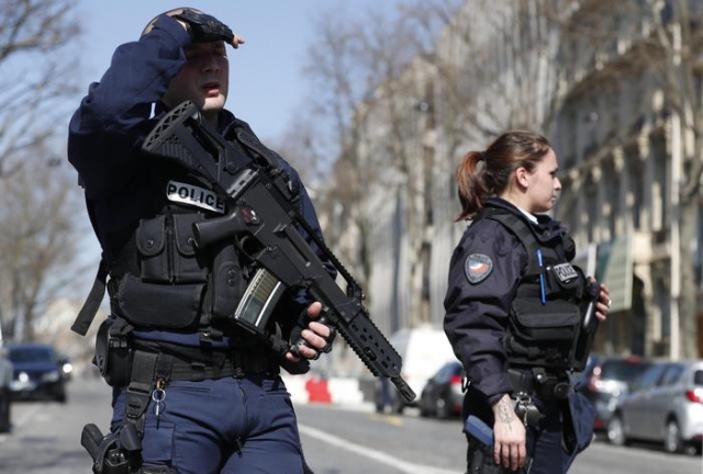 Parigi, sgozza il padre e il fratello in strada