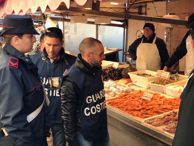 Mercato di Ortigia, sequestrato 3kg di tonno e multa da 4000 euro