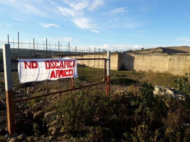 Discariche a Lentini, i parlamentari del M5S: "Basta penalizzare questo territorio"