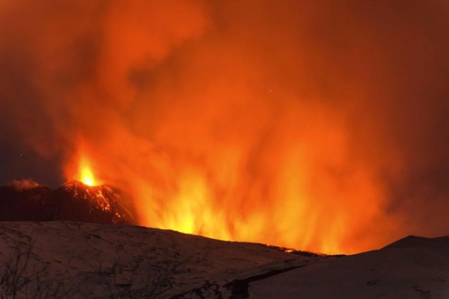 Etna, esplosione dal cratere: dieci feriti