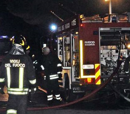Siracusa, auto data alle fiamme in via Menfi