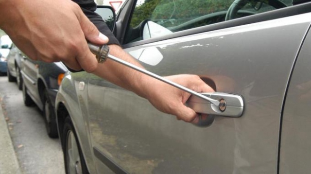 Noto, denunciate 2 persone per tentato furto di un'auto