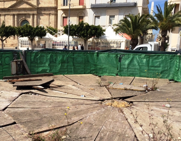 Pachino, il palco centrale di piazza Vittorio Emanuele si rifà il look