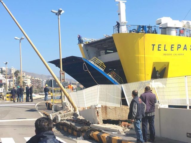 Messina, nave della Caronte urta molo: un ferito