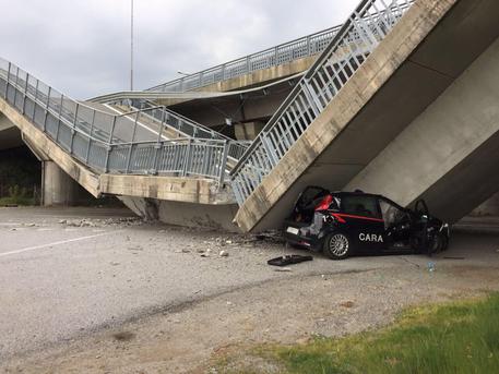 Nel Cuneese, cavalcavia crolla su auto Carabinieri: illesi