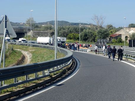 Gioia Tauro, portuali in sciopero bloccano l'autostrada