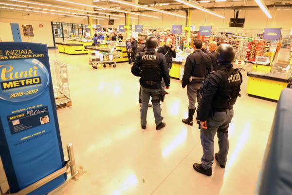 Avola, aggredisce il cassiere al supermercato: denunciata