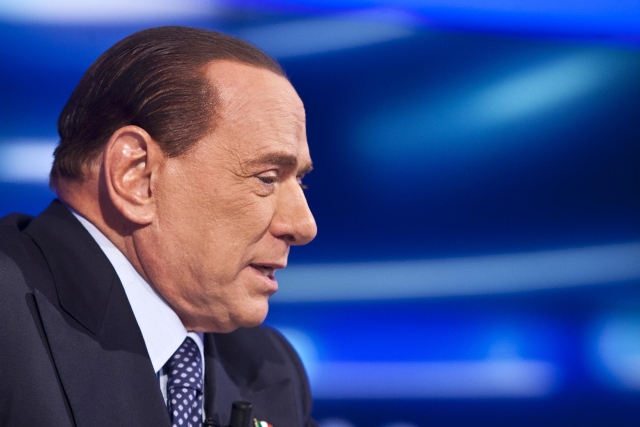 Berlusconi contro Pd: "Sud dimenticato. Mi sento un napoletano nato a Milano"