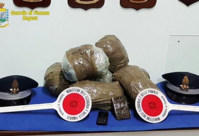 Due pachinesi fermati prima dell'imbarco per Malta: avevano 4 chili di droga