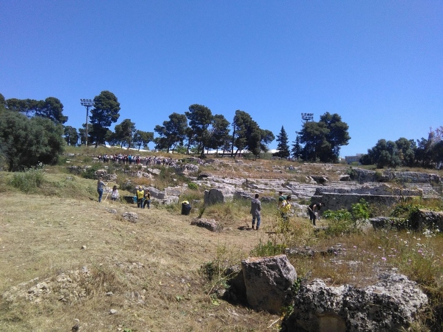 Siracusa, i volontari puliscono Anfiteatro Romano
