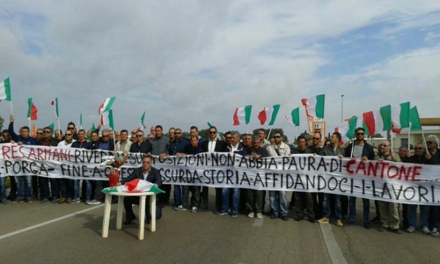 Nel Leccese, Ss 275: lavoratori aprono uovo in strada