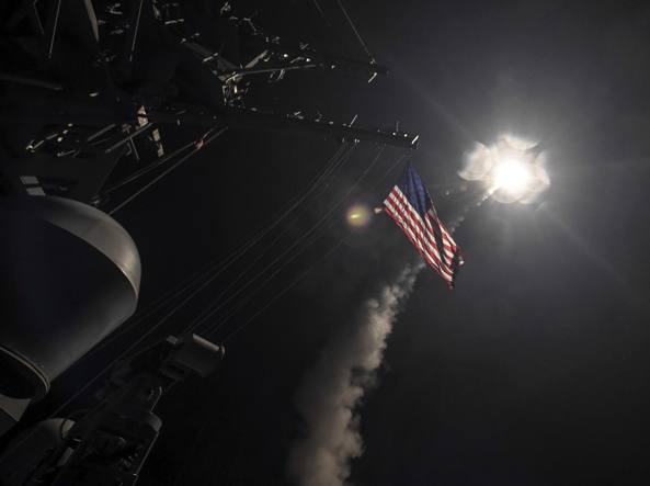 Attacco Usa in Siria, Trump invia missili Tomahawk su 'base raid chimici contro Idlib'