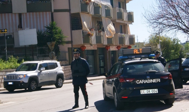 Noto, non si ferma all'alt dei carabinieri e tenta di investirne uno