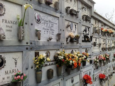 Floridia, scritte "provocatorie" contro i Carabinieri su loculi e cappelle del cimitero