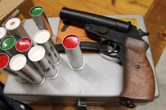 Siracusa, aveva abusivamente pistola lanciarazzi: denunciato