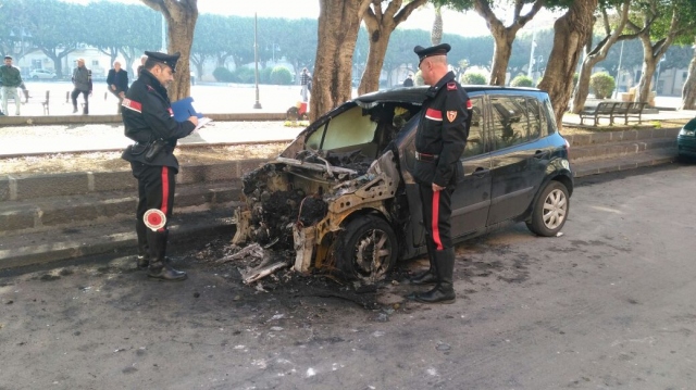Siracusa, non accetta la fine della love story: incendia auto