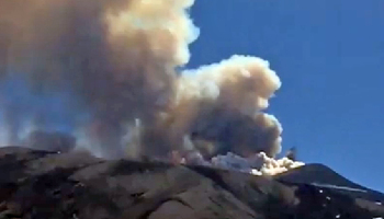 Etna, colonne di fumo bianco ma senza cenere