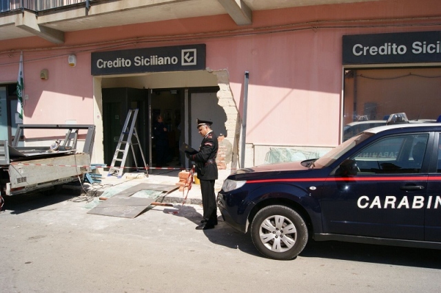 Belvedere, sradicano il bancomat del Credito Siciliano e lo portano via: bottino 59.000 euro