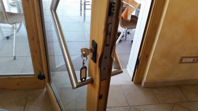 Siracusa, forza porta e occupa casa: denunciata