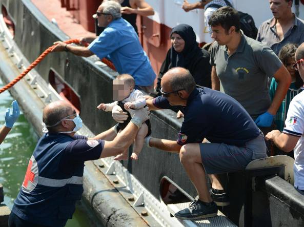 Augusta, sbarco in corso: più di 1131