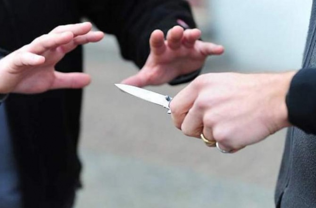Siracusa, minaccia il figlio con il coltello: denunciato