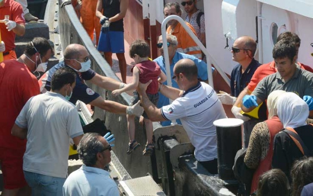 Catania, in porto nave Aquarius con 432 migranti