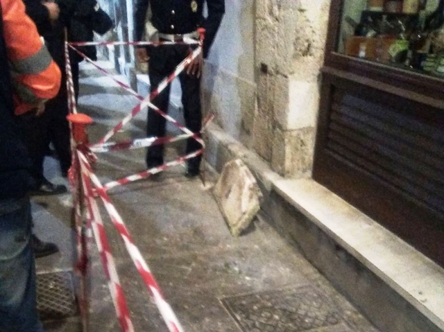 Siracusa, Via Amalfitania: cornicioni pericolanti