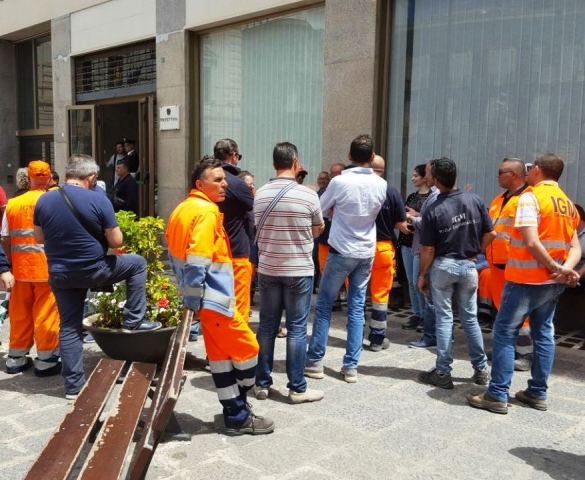 Siracusa, protesta lavoratori Igm: sit in davanti la Prefettura