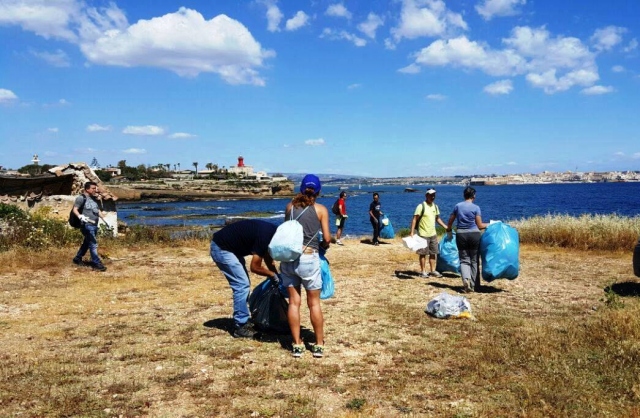 Siracusa, i volontari puliscono la Pillirina