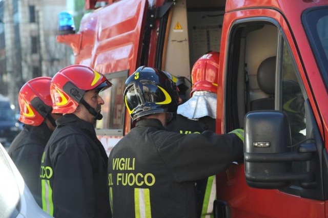 Esplosione in strada a Roma, ordigno rudimentale tra due auto