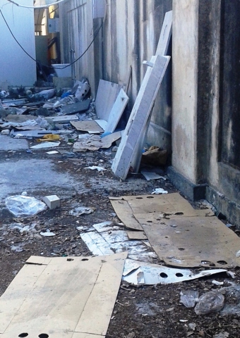 Siracusa, i volontari ripuliscono l'ingresso del Cimitero