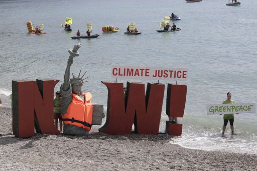 G7, Greenpeace protesta con canoe e finta Statua della libertà