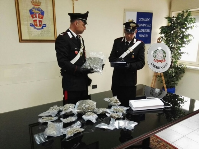 Floridia, scoperto deposito della droga con 3 chili di marijuana