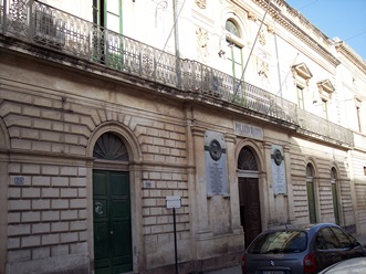 Avola, aggredisce e minaccia dipendente comunale: denunciato