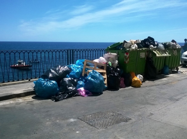 Siracusa, Ortigia invasa dai rifiuti: turisti sdegnati
