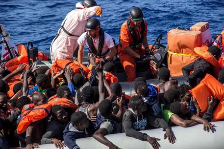 Napoli, arrivata nave Msf con a bordo 1500 migranti
