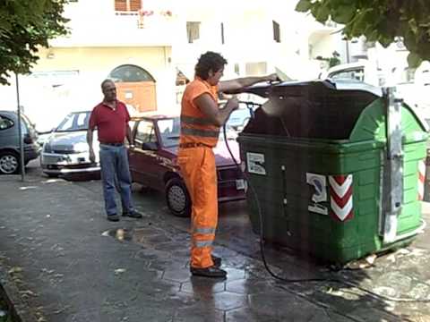 Siracusa, Bandiera: "Si riattivi il lavaggio dei cassonetti"