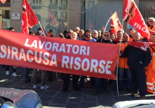 Crisi nera per i lavoratori di Siracusa Risorse, senza stipendio e senza prospettive